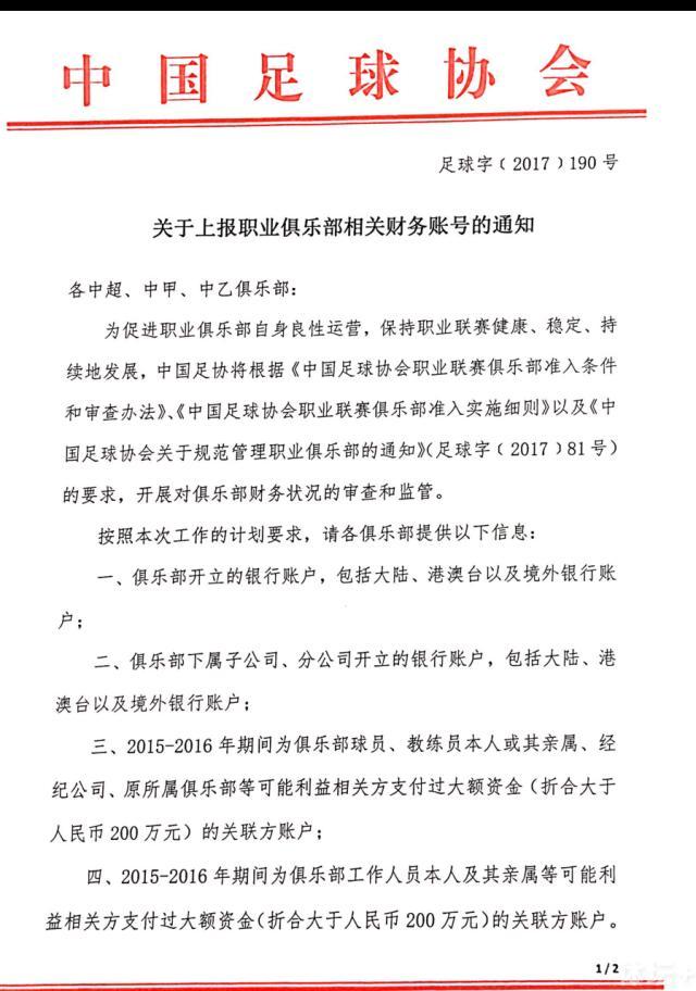 海报中，吴京与章子怡饰演的角色在静默中深情牵手，充斥着暖暖的爱意；张译则在队友吴京的拥抱下流出释怀的泪水，尽显兄弟情谊；而井柏然与曲尼次仁虽互有好感却欲言又止，三组人物之间以未曾言说却也流露出真情的感人瞬间，展现了影片中登山队员之间最为真挚动人的爱情、友情与家国情